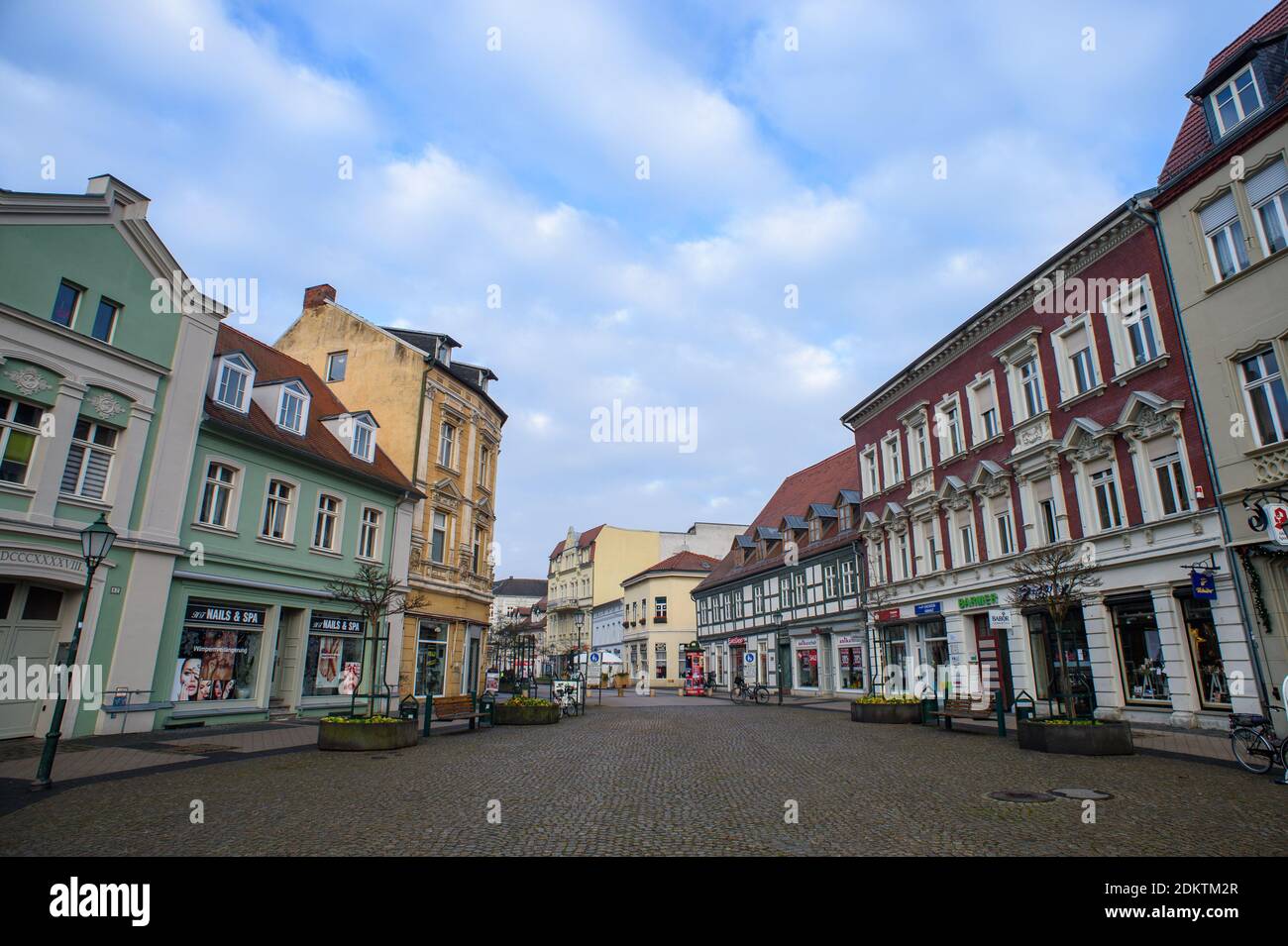 Magdeburgo, Germania. 16 Dic 2020. Una piazza deserta di fronte alla zona pedonale della città anseatica. Al mattino, la nuova ordinanza della corona per un altro duro blocco era entrata in vigore in Sassonia-Anhalt. A Stendal ci sono ancora persone per strada che vanno all'ufficio postale o alla farmacia. Tuttavia, il paesaggio urbano è più desertato del solito per questa volta in un giorno feriale. Credit: Klaus-Dietmar Gabbert/dpa-Zentralbild/dpa/Alamy Live News Foto Stock