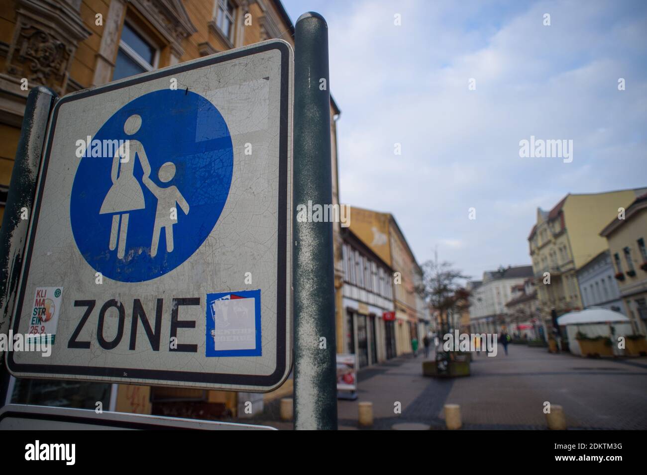Stendal, Germania. 16 Dic 2020. Un cartello indica l'inizio della zona pedonale della città anseatica. Al mattino, la nuova ordinanza della corona per un altro duro blocco era entrata in vigore in Sassonia-Anhalt. A Stendal, ci sono ancora persone per strada che vanno all'ufficio postale o alla farmacia. Tuttavia, il paesaggio urbano è più desertato del solito per questa volta in un giorno feriale. Credit: Klaus-Dietmar Gabbert/dpa-Zentralbild/ZB/dpa/Alamy Live News Foto Stock