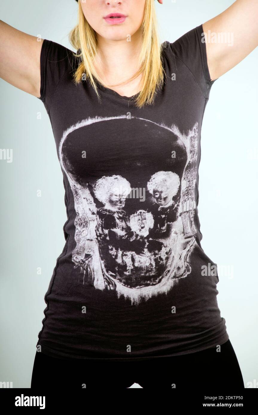 Anticonformista giovane biondo teen femmina con black skull T shirt Foto Stock