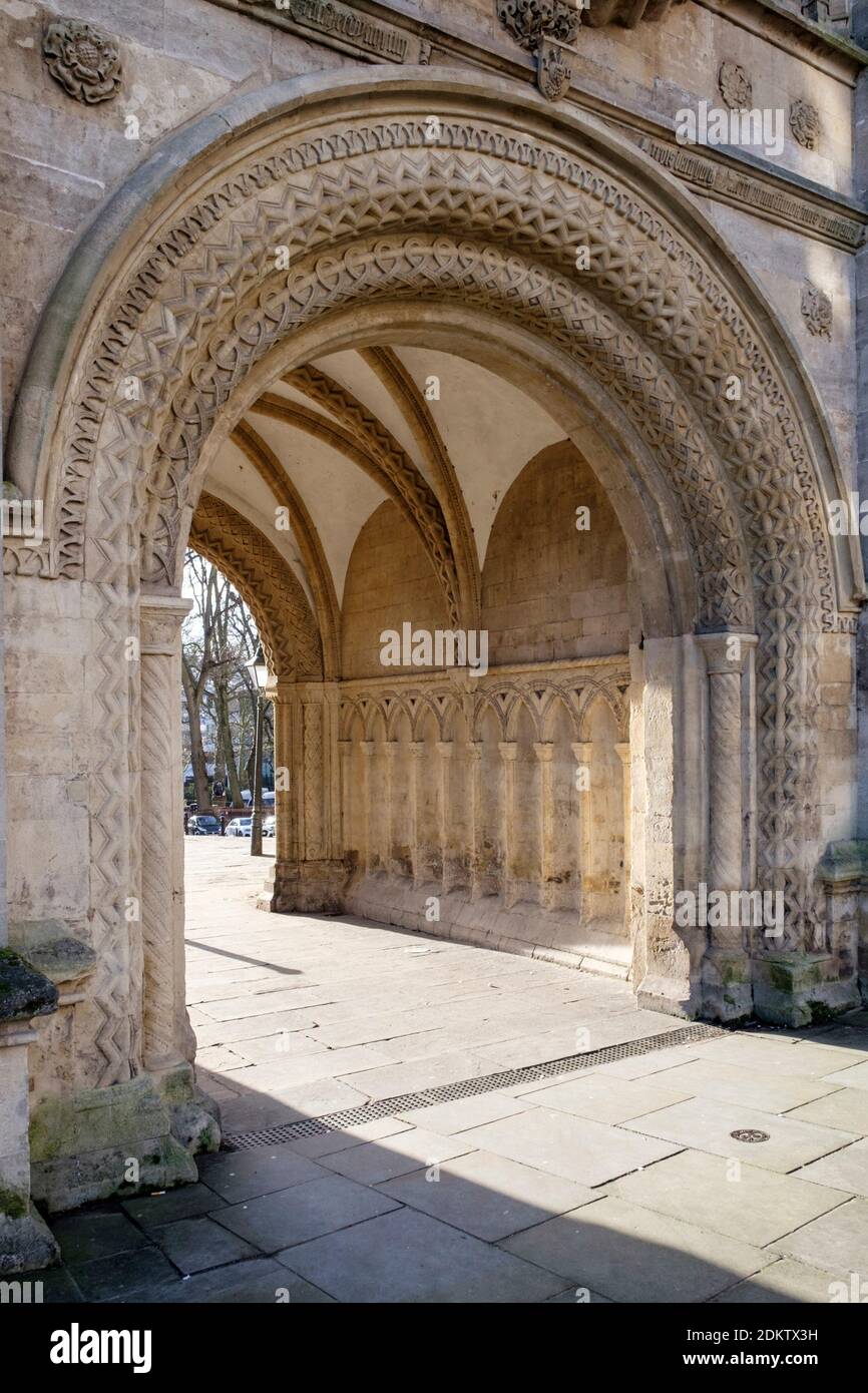 Arco in stile normanno sulla Grande o Abbazia Gatehouse a Bristol. Foto Stock