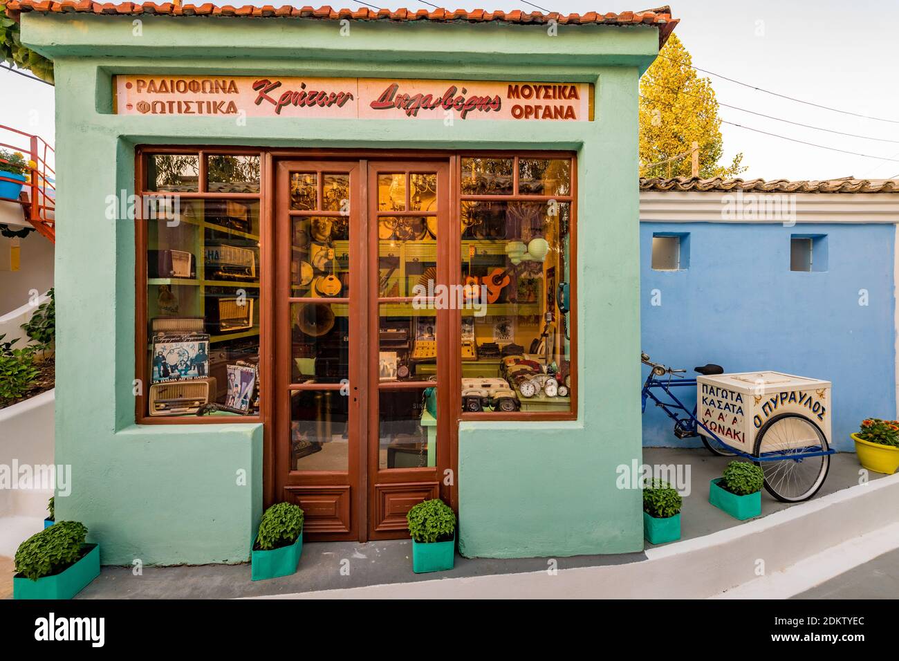 Decorazione d'epoca unica di musica storica luogo di Harama Therino, Patrasso, Grecia Foto Stock