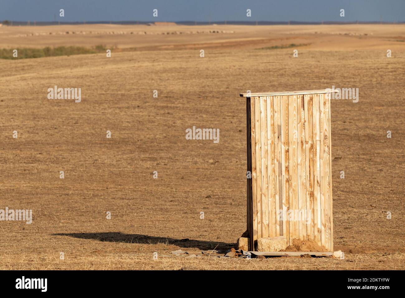 Fotografia di un vecchio edificio rurale o servizi igienici in steppa. Edificio singolo in legno. Foto Stock