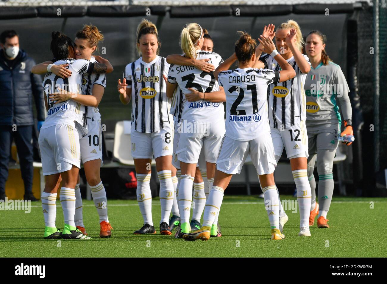 Torino, Italia. 12 dicembre 2020. I giocatori di Juventus danno cinque alti e si incoraggiano a vicenda prima della Serie A Femminile match tra Juventus e Roma Femminile al Juventus Training Ground di Torino. (Foto: Gonzales Photo - Tommaso Fimiano). Foto Stock