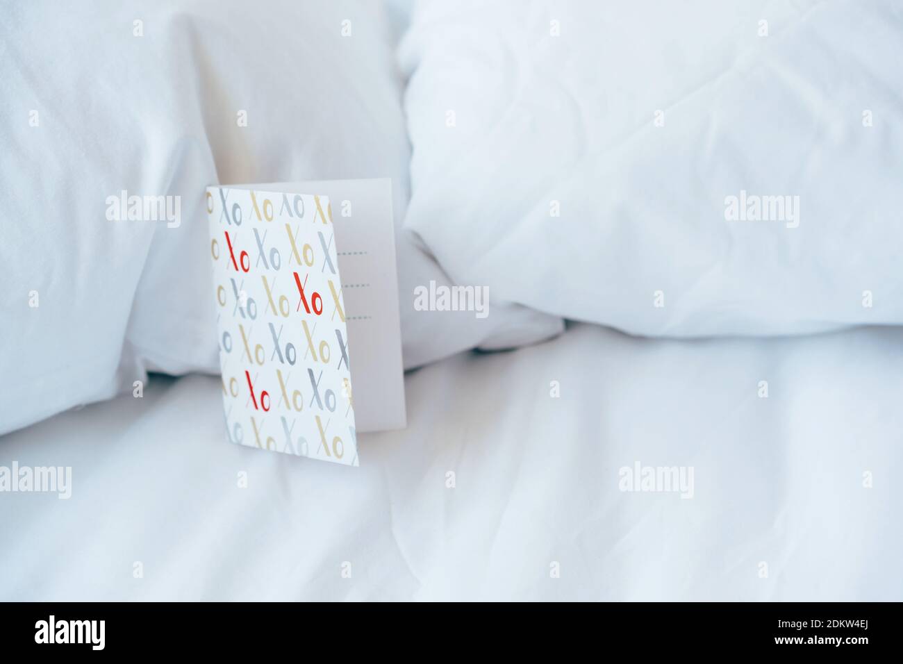 Carta d'amore a letto Foto Stock