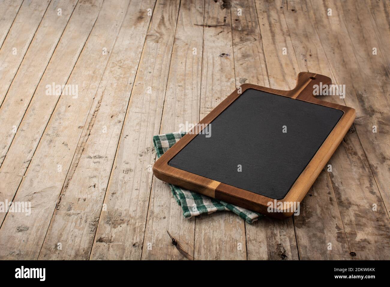 Basculatrice e tovaglia verde su tavola di legno Foto Stock