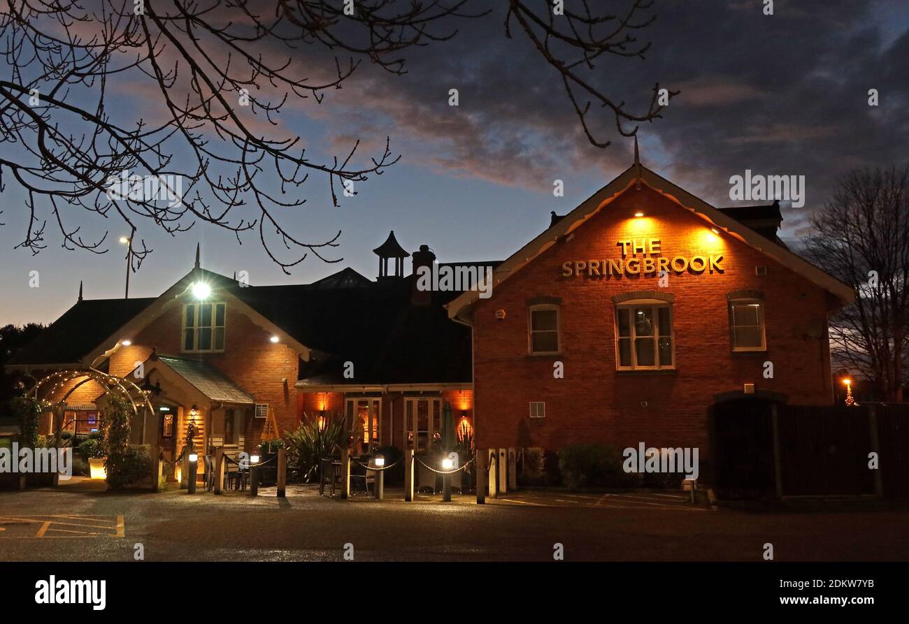 The Springbrook pub, Knutsford Road, Grappenhall, Warrington, Cheshire, Inghilterra, Regno Unito, WA4 2WA, al tramonto Foto Stock