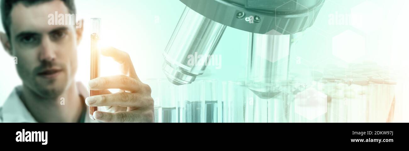 Concetto di ricerca e sviluppo. Immagine a doppia esposizione di strumenti di laboratorio scientifici e medici, microscopio, provetta e matraccio di vetro per Foto Stock