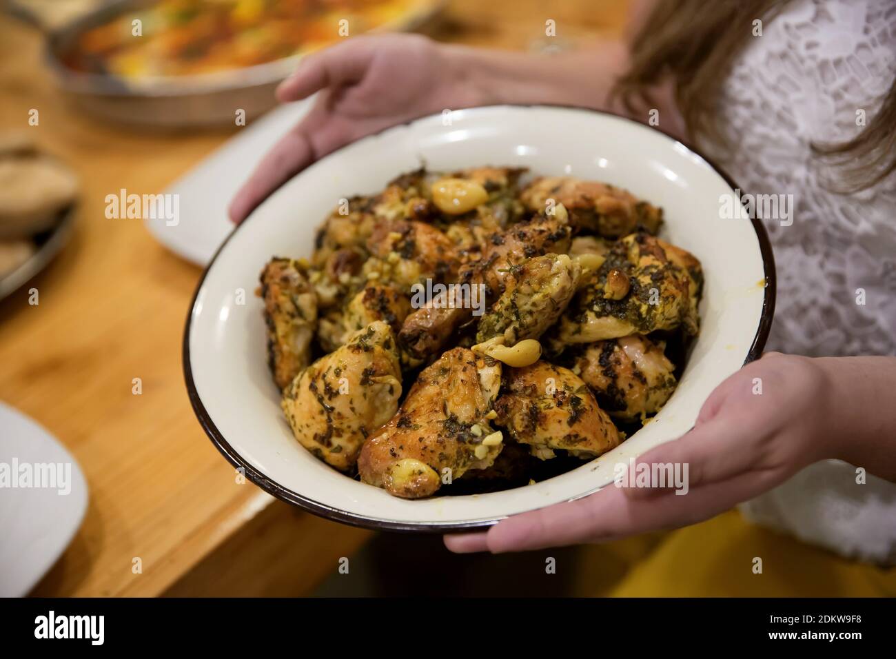 Portata principale di pollame servita a un tavolo a buffet Foto Stock