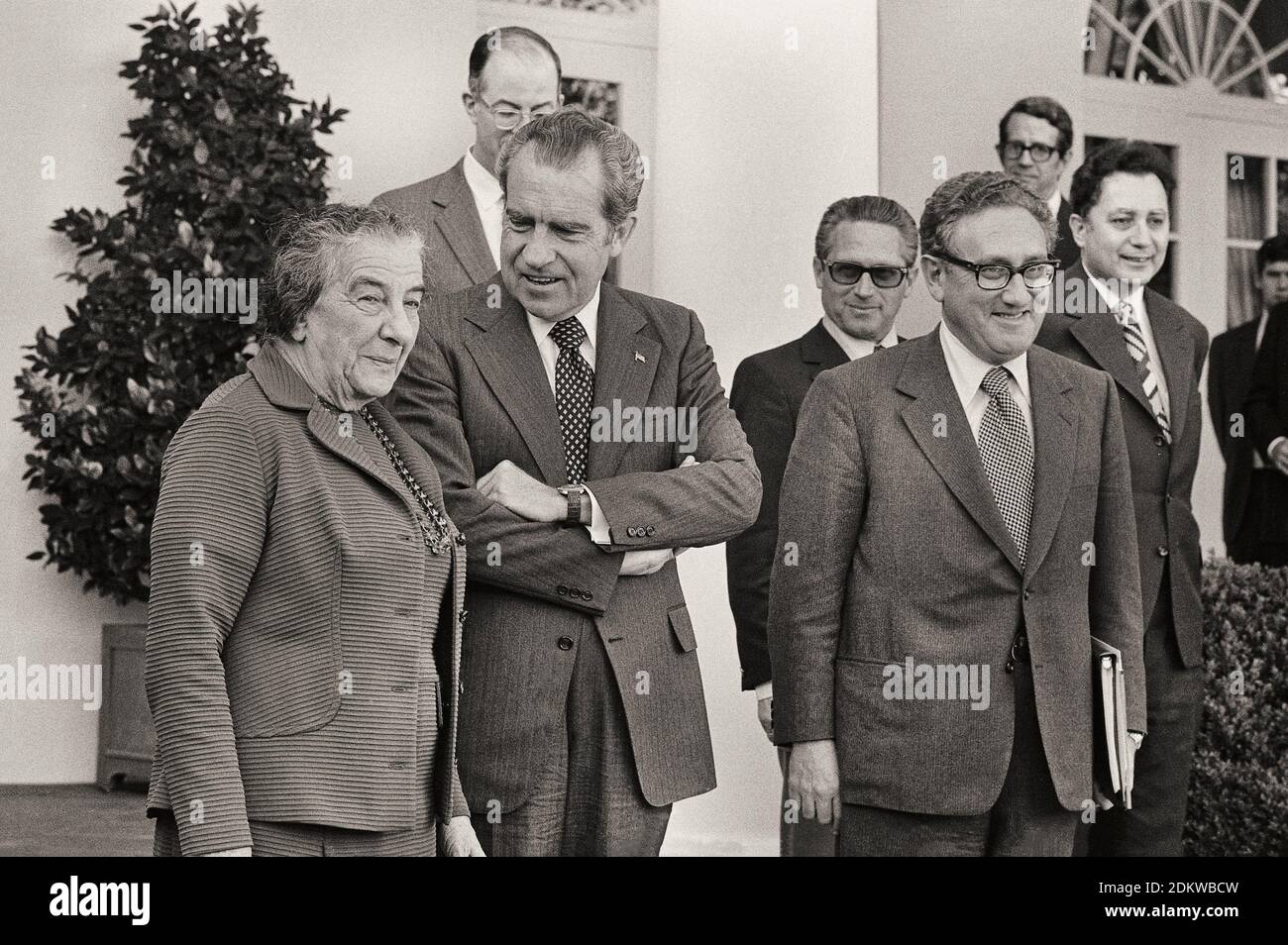 Il primo ministro israeliano Golda Meir è in piedi con il presidente Richard Nixon e Henry Kissinger, fuori dalla Casa Bianca. STATI UNITI. Novembre 1973 Foto Stock