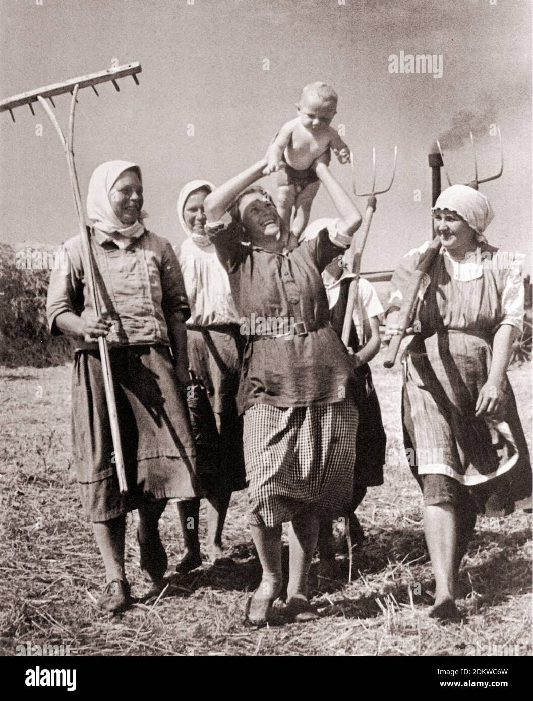 Felici contadini kolkhoz (contadini sovietici) durante il periodo di Stalin. URSS. 1930-s Foto Stock