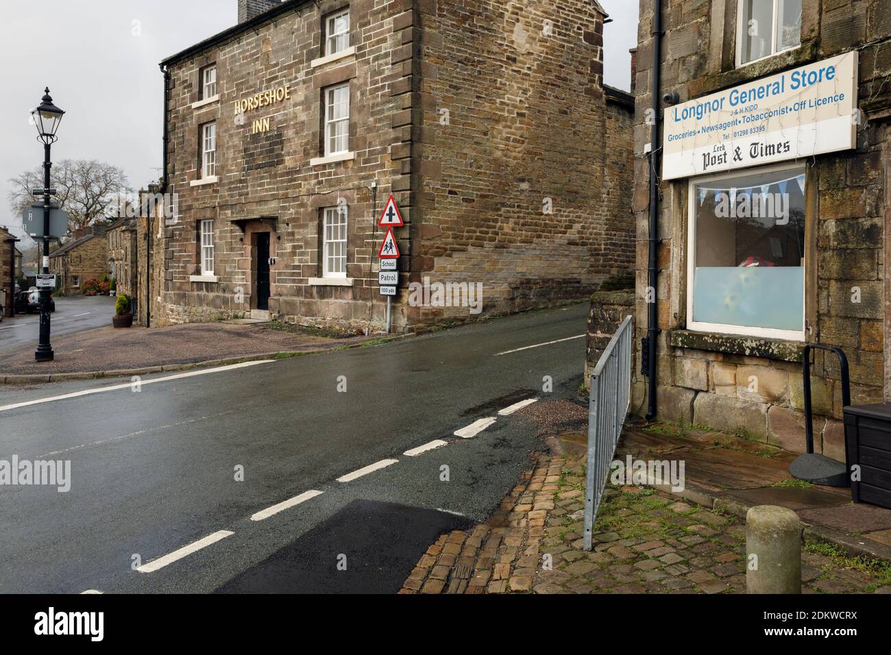 Il negozio e l'Horseshoe Inn, Buxton Road, Longnor, Peak District National Park, Staffordshire Foto Stock