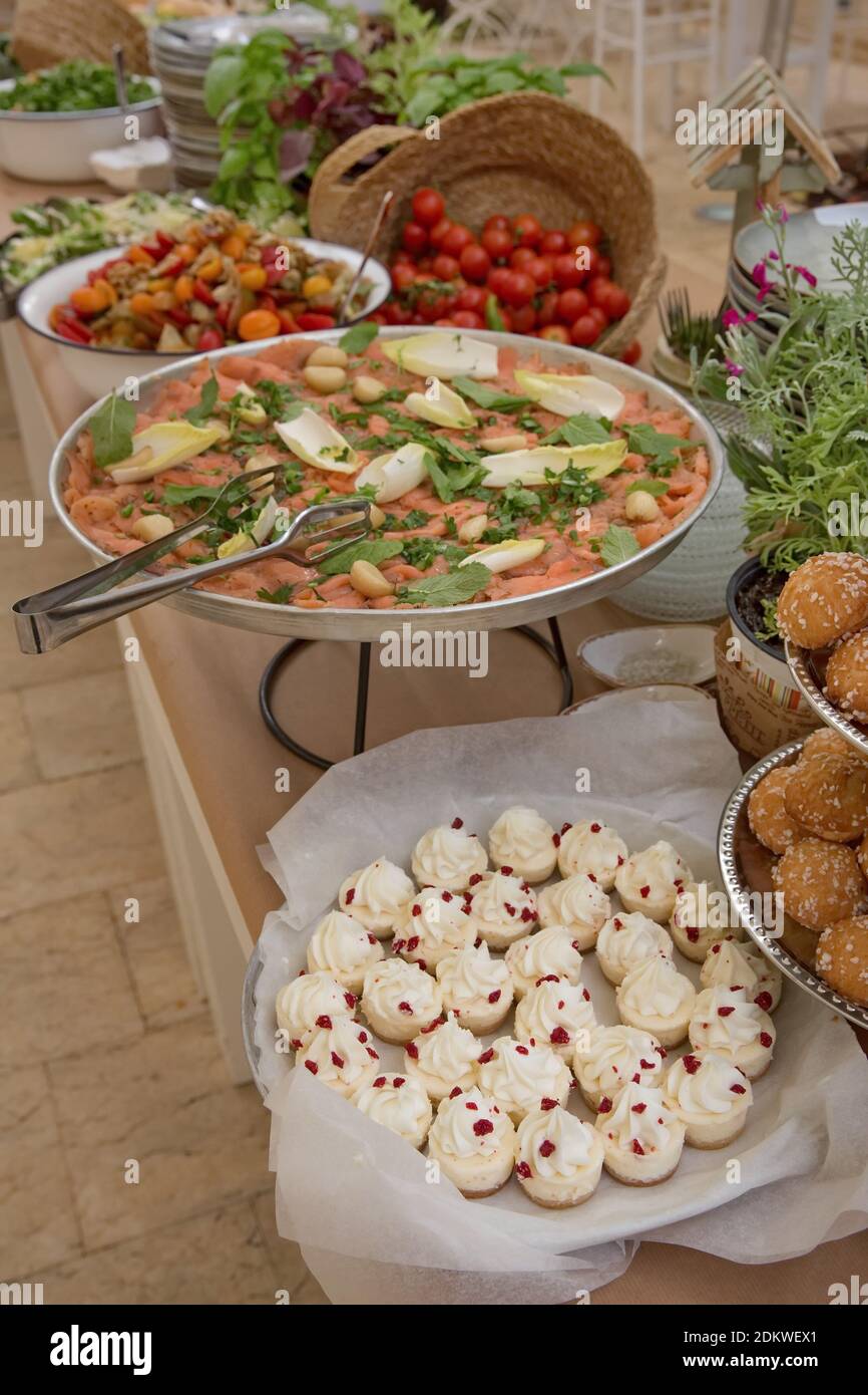 Assortimento di insalate in mostra su un tavolo a buffet Foto Stock