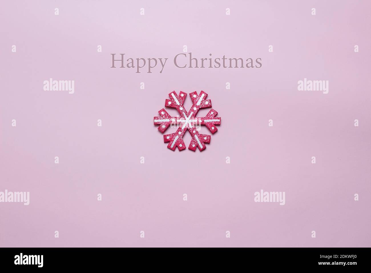 Cartolina di Natale in rosa con decorazione rosa fiocco di neve e Merry Banner di Natale Foto Stock