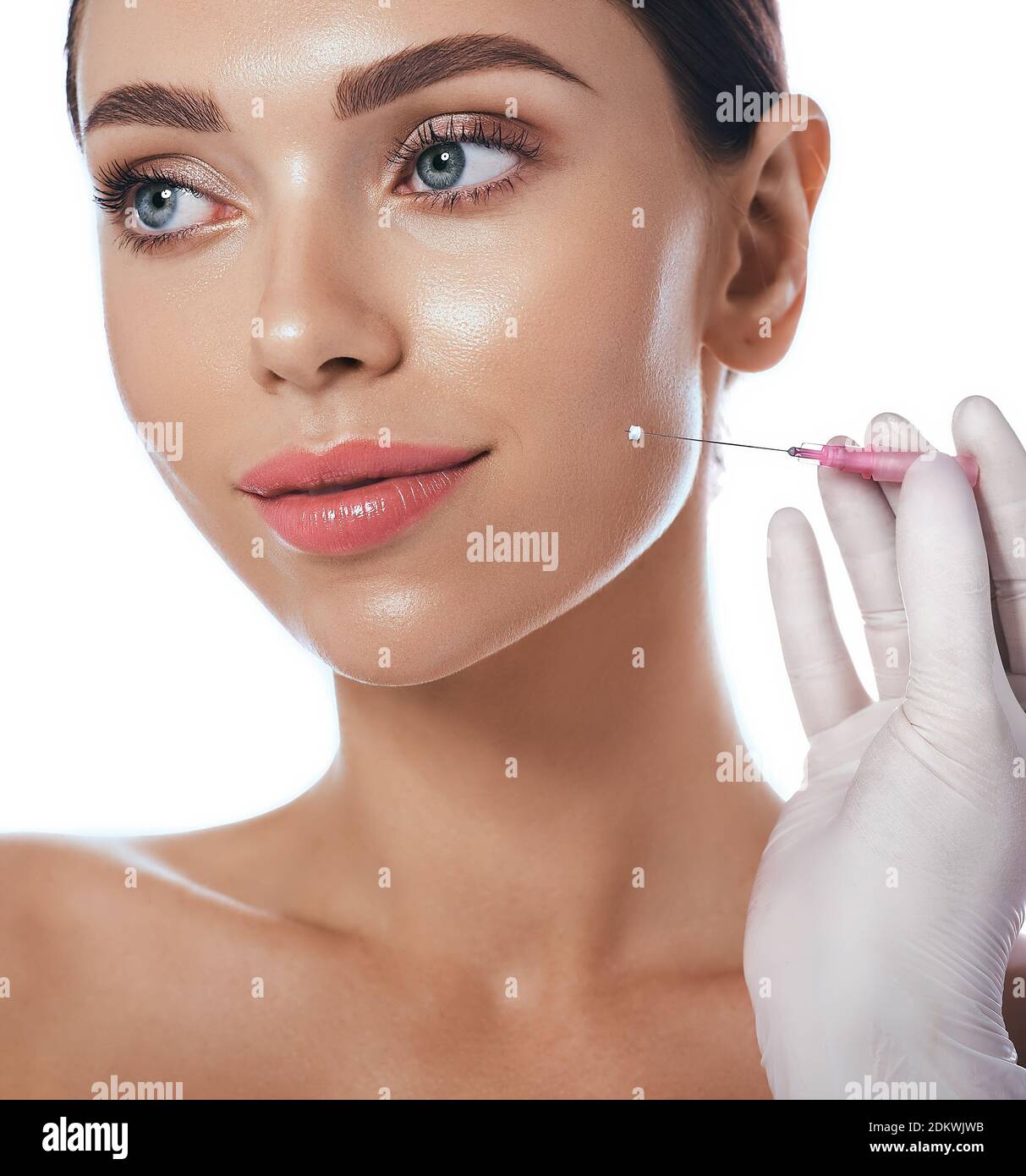 Sollevamento della faccia della filettatura, utilizzando mesostreads. Ago con mesotorici vicino bella faccia donna, isolato su bianco Foto Stock