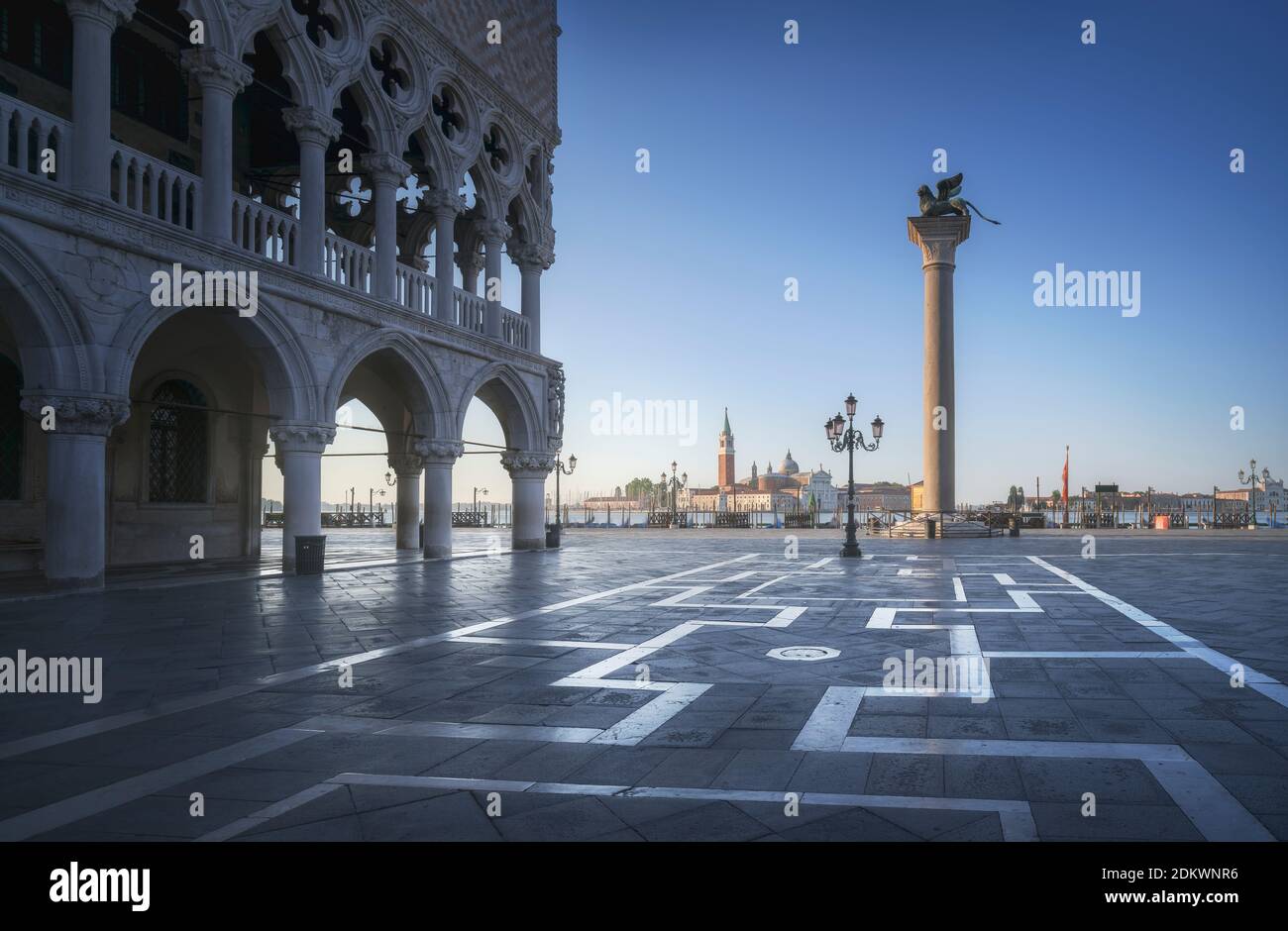 Punto di riferimento di Venezia all'alba, vista di Piazza San Marco o San Marco, San Giorgio e Chiesa Ducale o Palazzo Ducale. L'Italia, l'Europa. Foto Stock