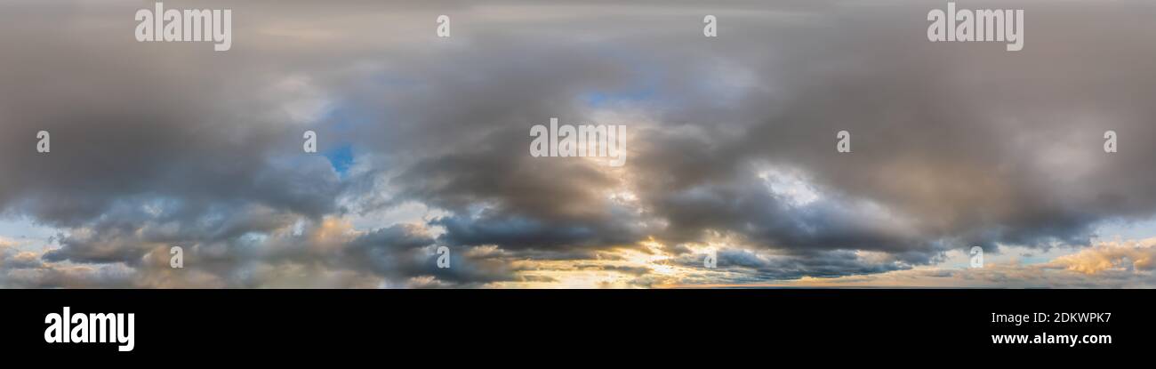 Cielo tramonto blu scuro con nuvole panorama hdr senza cuciture in formato equirettangolare sferico con zenith completa per l'uso in 3D, gioco e compositi Foto Stock