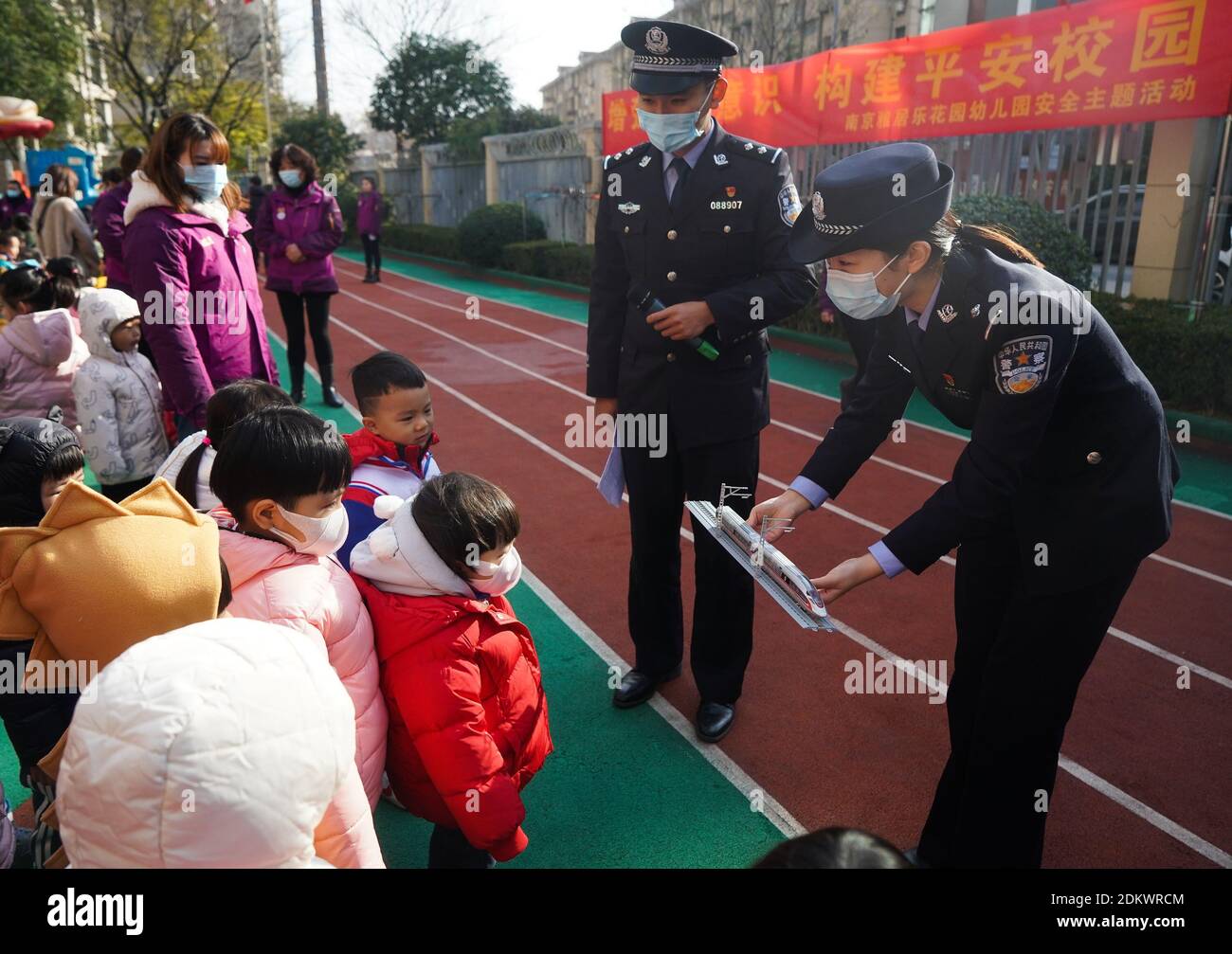 Nanjing, provincia cinese di Jiangsu. 16 Dic 2020. I poliziotti introducono la conoscenza dei treni ad alta velocità in un asilo durante un'attività per contribuire a migliorare la sicurezza del traffico dei bambini e la consapevolezza dell'auto-protezione a Nanjing, nella provincia di Jiangsu, nella Cina orientale, il 16 dicembre 2020. Credit: Ji Chunpeng/Xinhua/Alamy Live News Foto Stock