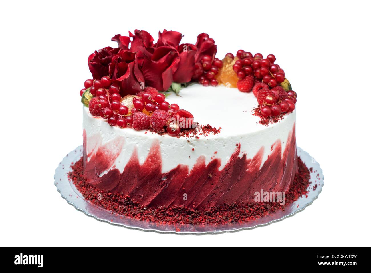 Torta festiva di San Valentino con crema di rose rosse e frutta. Su uno sfondo bianco isolato. Foto Stock