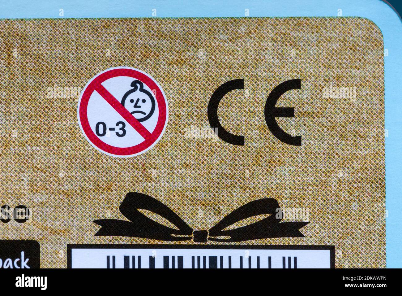 Logo di marcatura con simbolo del marchio CE con simbolo non adatto per 0-3 sulla confezione - non adatto per bambini di età inferiore a 36 mesi Foto Stock