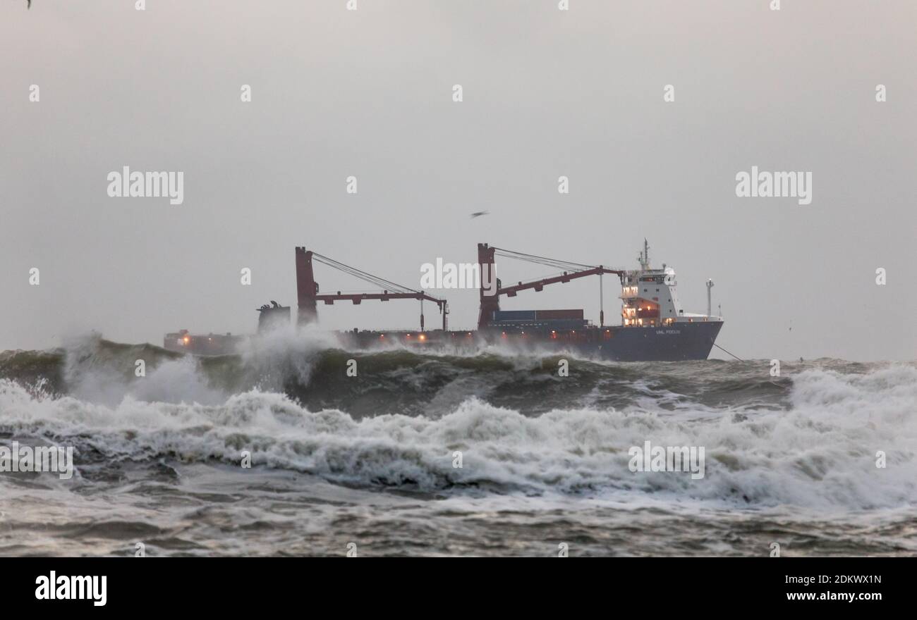 Myrtleville, Cork, Irlanda. 16 dicembre 2020. La nave di sollevamento pesante UHL Focus si trova all'ancora al largo della costa, mentre le onde si schiantano sulla riva durante una tempesta di forze di Gale a Myrtleville, Co. Cork, Irlanda. - credito; David Creedon / Alamy Live News Foto Stock