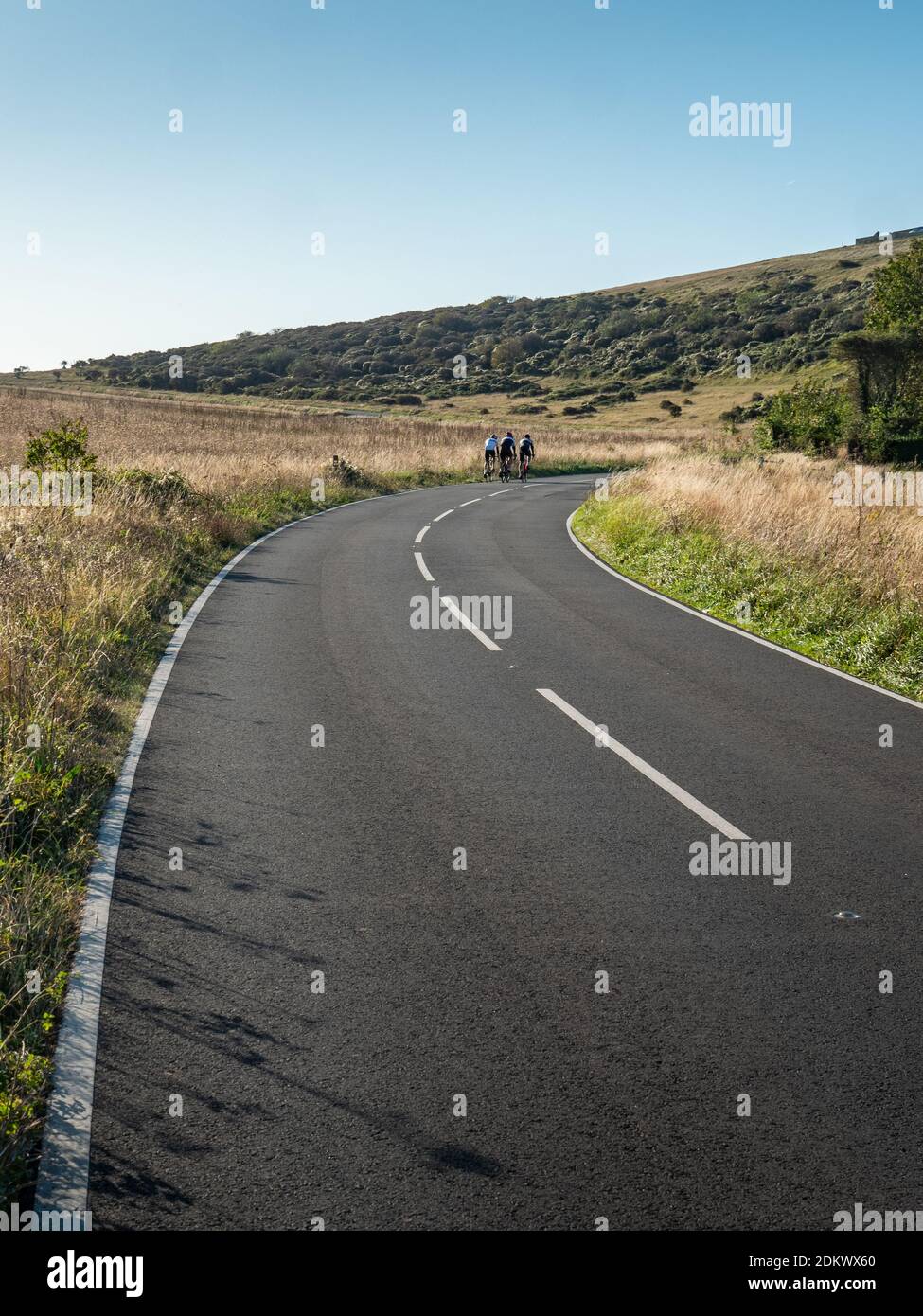 In bicicletta a South Downs, Inghilterra. Un gruppo di ciclisti che si allenano sulle strade tranquille del South Downs, East Sussex, Inghilterra. Foto Stock