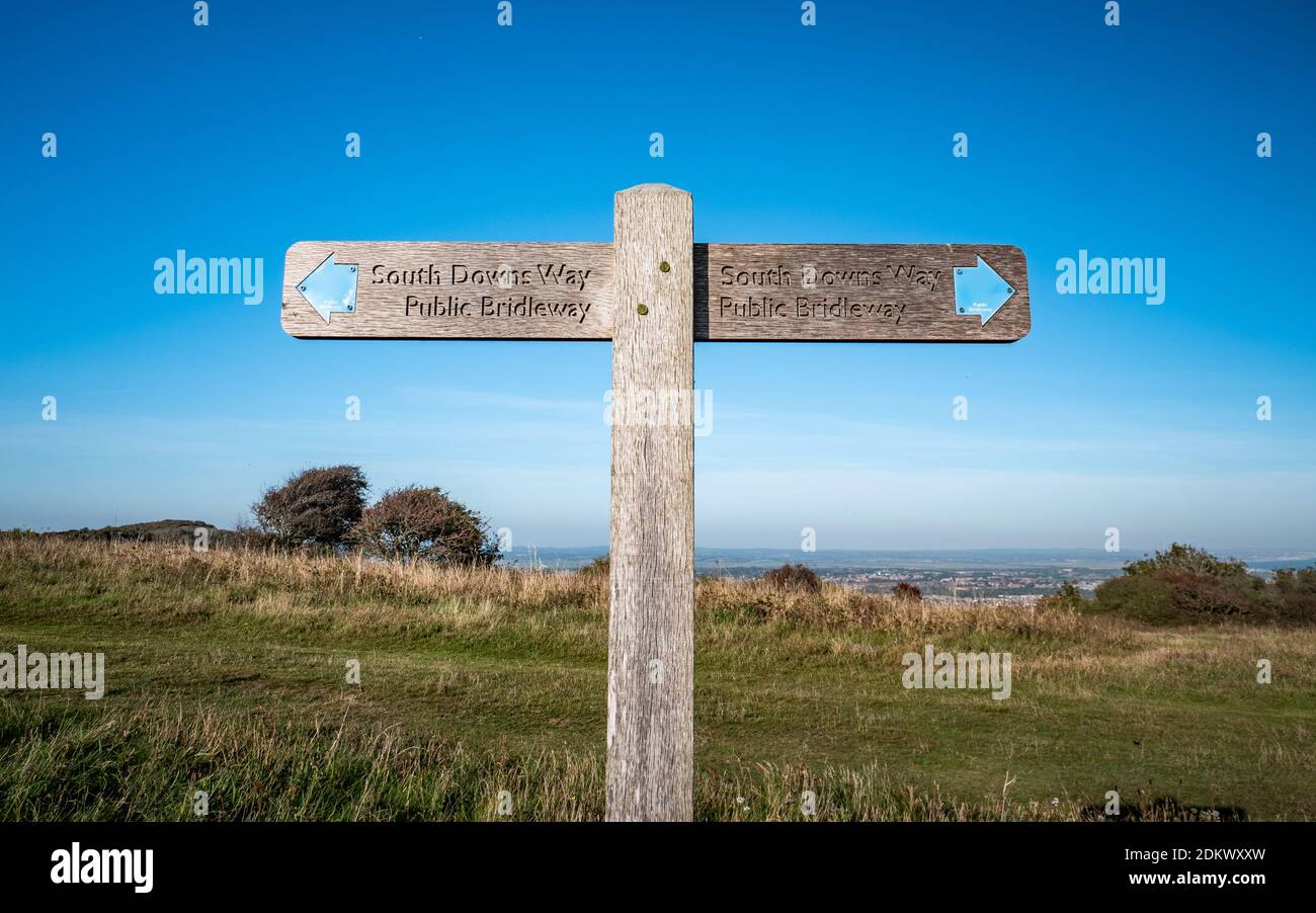 Cartello del sentiero South Downs Way. Un cartello che fornisce indicazioni per il famoso percorso rurale a piedi di 100 miglia tra Winchester e Eastbourne, Inghilterra del Sud. Foto Stock