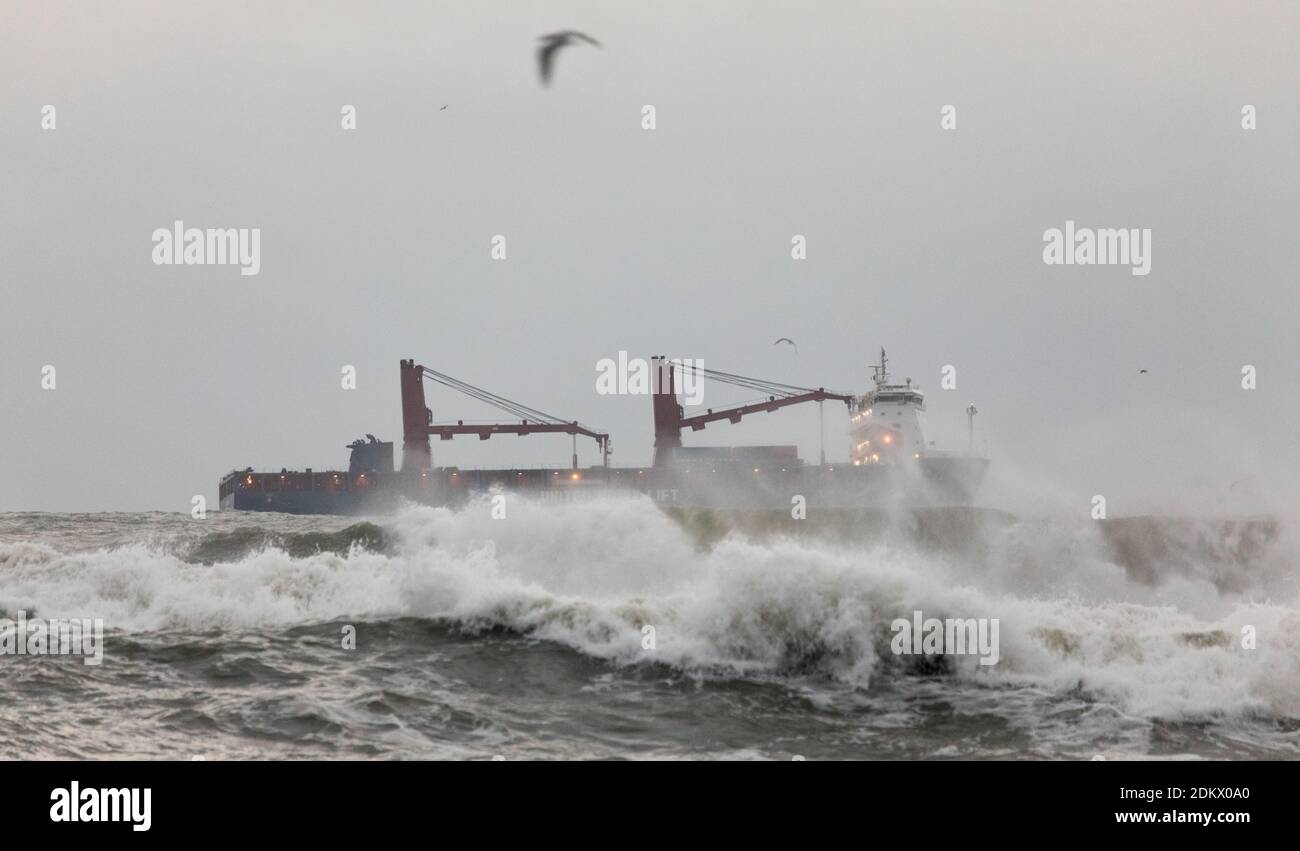 Myrtleville, Cork, Irlanda. 16 dicembre 2020. La nave di sollevamento pesante UHL Focus si trova all'ancora al largo della costa, mentre le onde si schiantano sulla riva durante una tempesta di forze di Gale a Myrtleville, Co. Cork, Irlanda. - credito; David Creedon / Alamy Live News Foto Stock