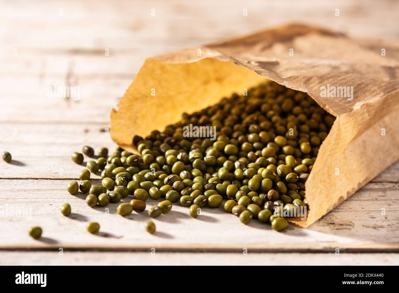 Fagioli di soia verdi su tavola di legno. Foto Stock