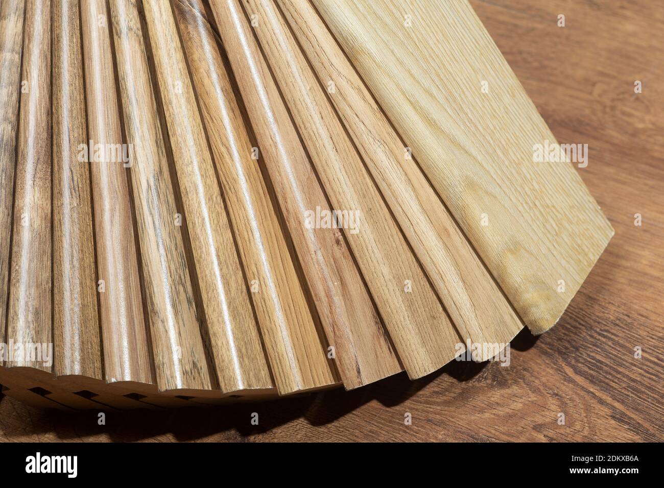 Sfondo skirting board. Esempi di battiscopa con motivo e struttura in legno per pavimenti e interni. Produzione di pavimenti in legno Foto Stock