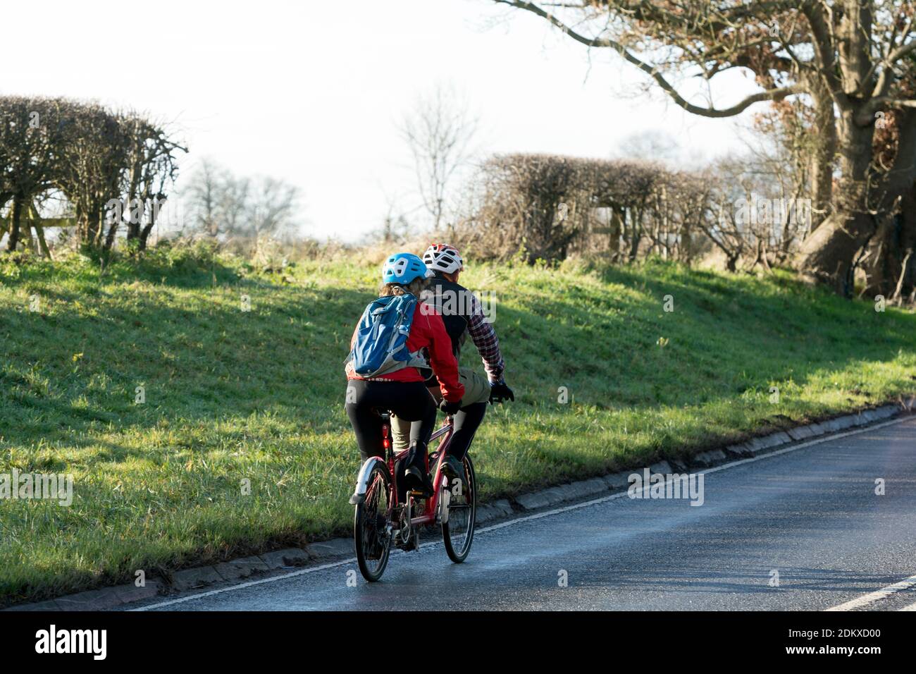Una bicicletta in tandem cavalcata su una strada di campagna in inverno, Warwickshire, Inghilterra, Regno Unito Foto Stock