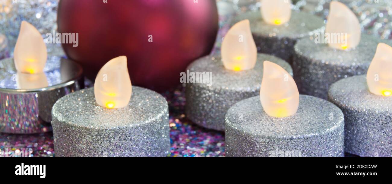 Primo piano di installazione delle candele LED Foto Stock