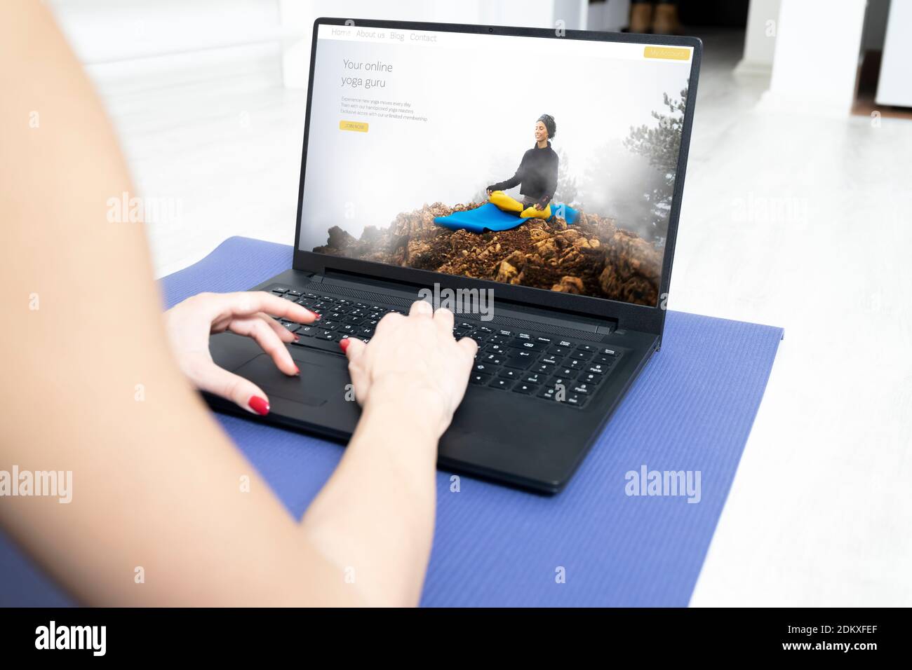 Ricerca di una lezione di yoga online sul computer portatile Foto Stock