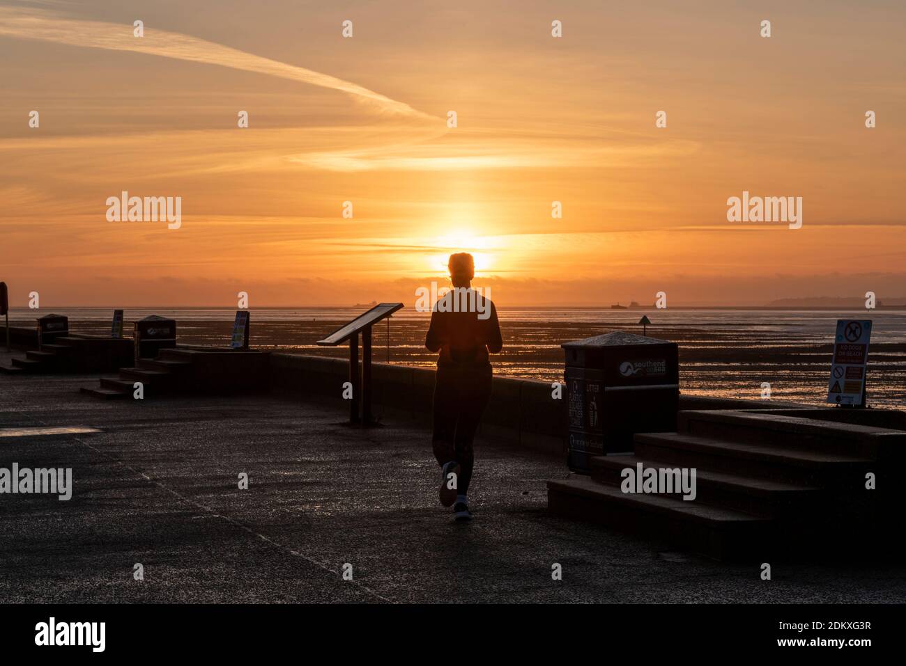 Jogger che corre all'alba a Southend sul mare, Essex, Regno Unito, il primo giorno di COVID 19 livello 3 livello di allerta molto alto. Allenati all'alba. Inizio nuovo giorno Foto Stock