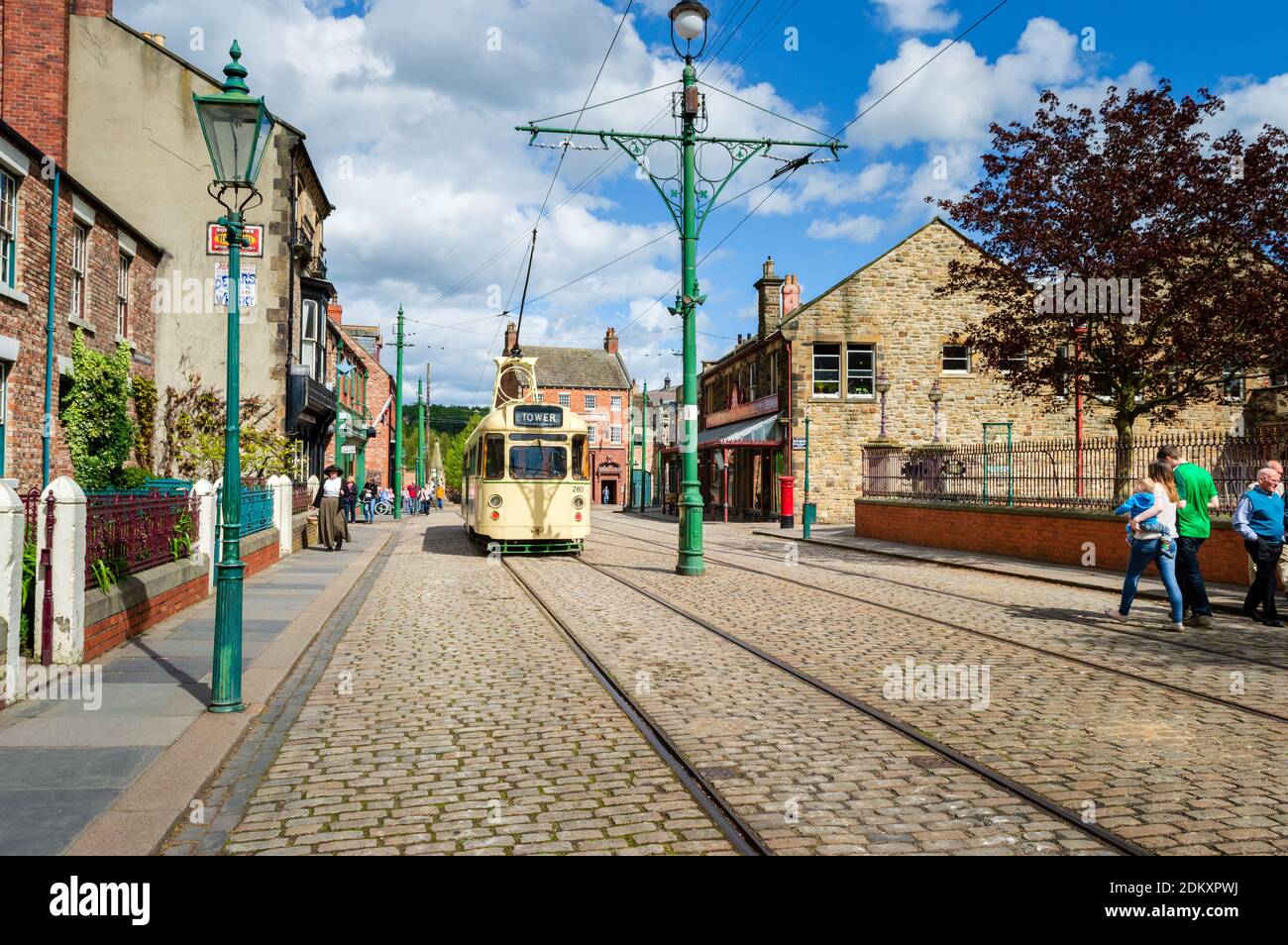 Tram d'epoca al Beamish Open Air Museum nella contea di Durham Inghilterra nord-orientale Foto Stock