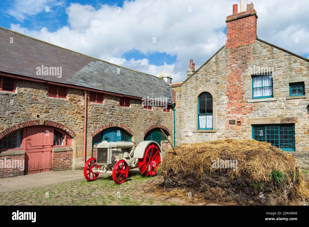 Trattore Fordson d'epoca in un vecchio cortile all'aperto di Beamish Museo Foto Stock