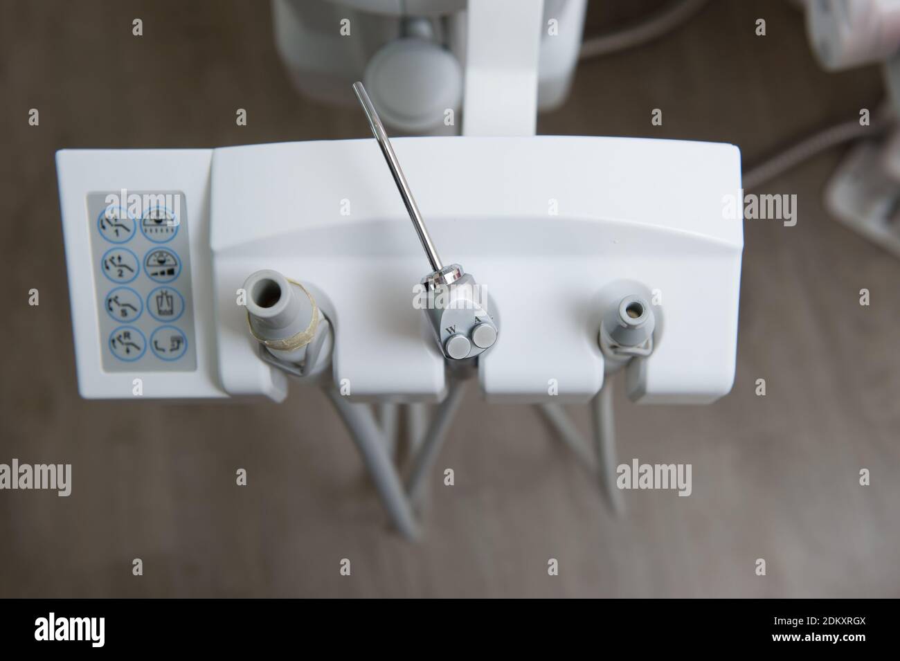 Vista ad angolo alto dello strumento dentista sul tavolo Foto Stock