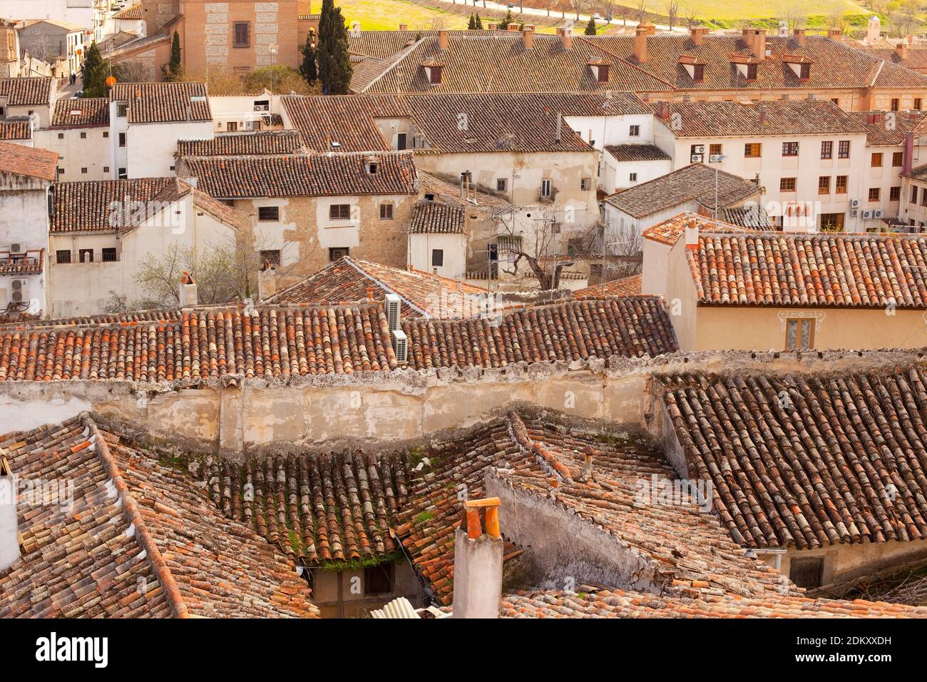 Primo piano sui tetti in tegole rosse della vecchia casa di architettura tradizionale spagnola, Chinchon, Spagna Foto Stock