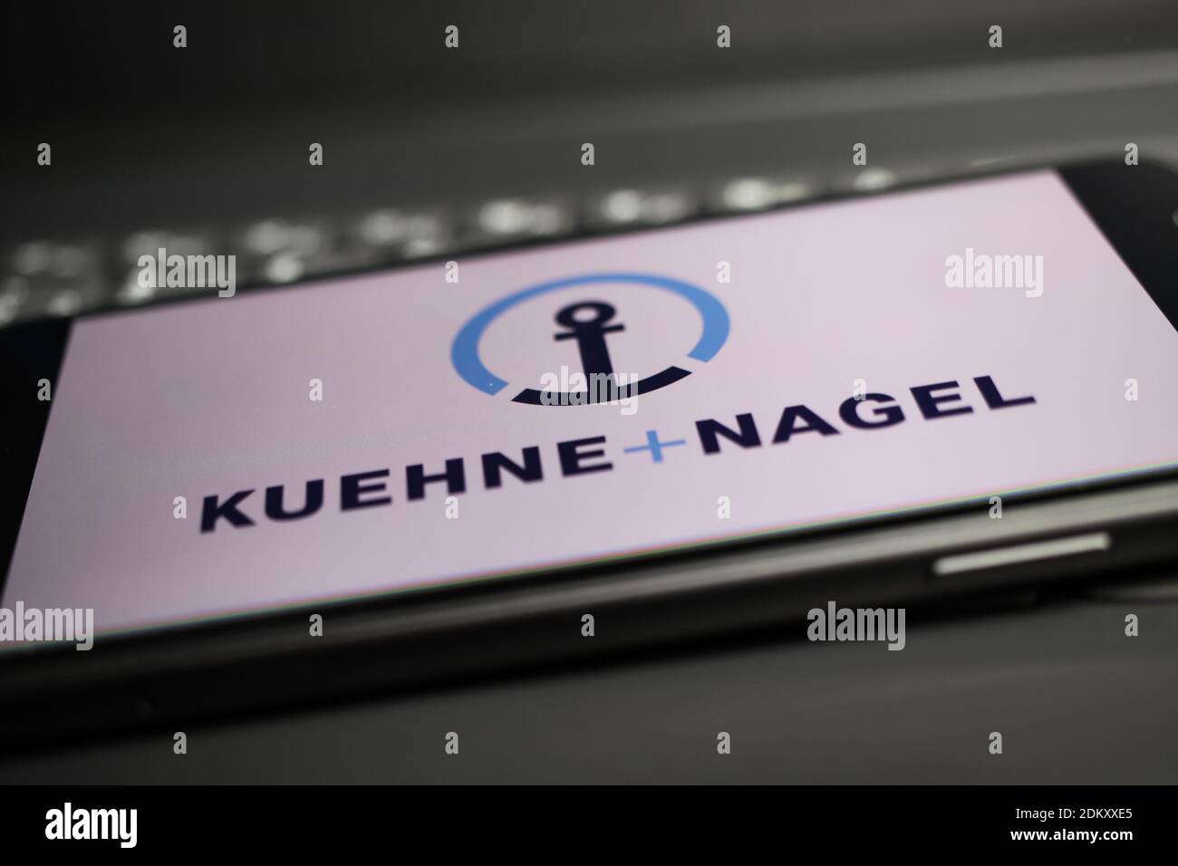 Viersen, Germania - 9 maggio. 2020: Primo piano del display del telefono cellulare con la scritta Kuehne und Nagel sulla tastiera del computer Foto Stock