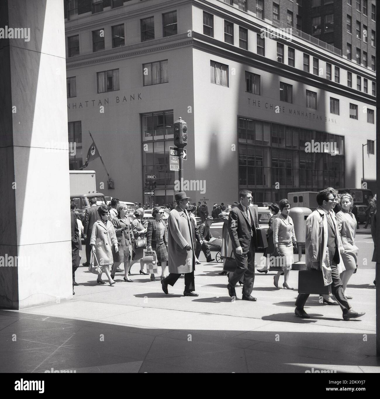 1960s, storico, Manhattan, New York City, a pranzo e formalmente vestito impiegati che camminano lungo un marciapiede, vicino agli uffici della grande istituzione finanziaria americana, la Chase Manhattan Bank, costituita nel 1955 da una fusione tra due famose American Banks, la Bank of the Manhattan Company, Fondata nel 1799 e la Chase National Bank, fondata nel 1877. Negli anni '1930s, Chase National divenne la più grande banca degli Stati Uniti e del mondo. Foto Stock