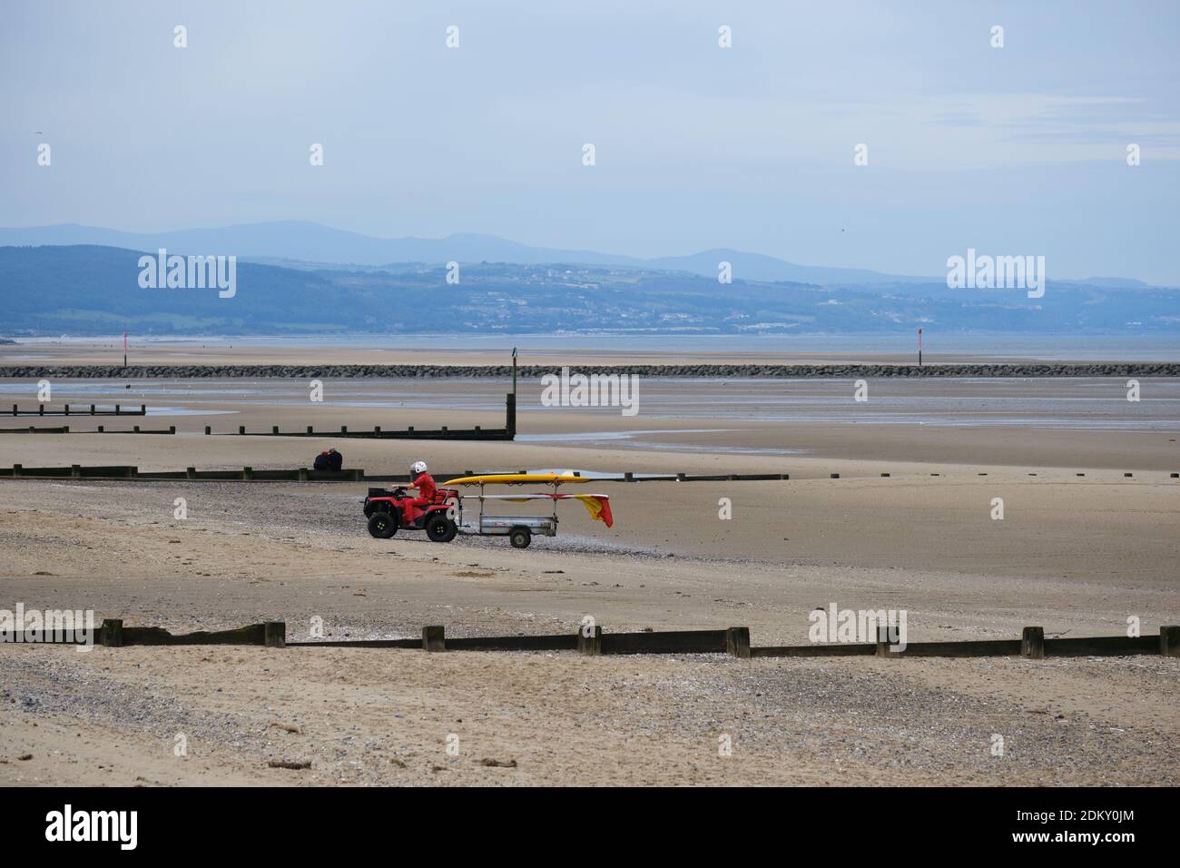 La pattuglia di spiaggia di RNLI in servizio su una spiaggia vuota di Rhyl, Galles Foto Stock