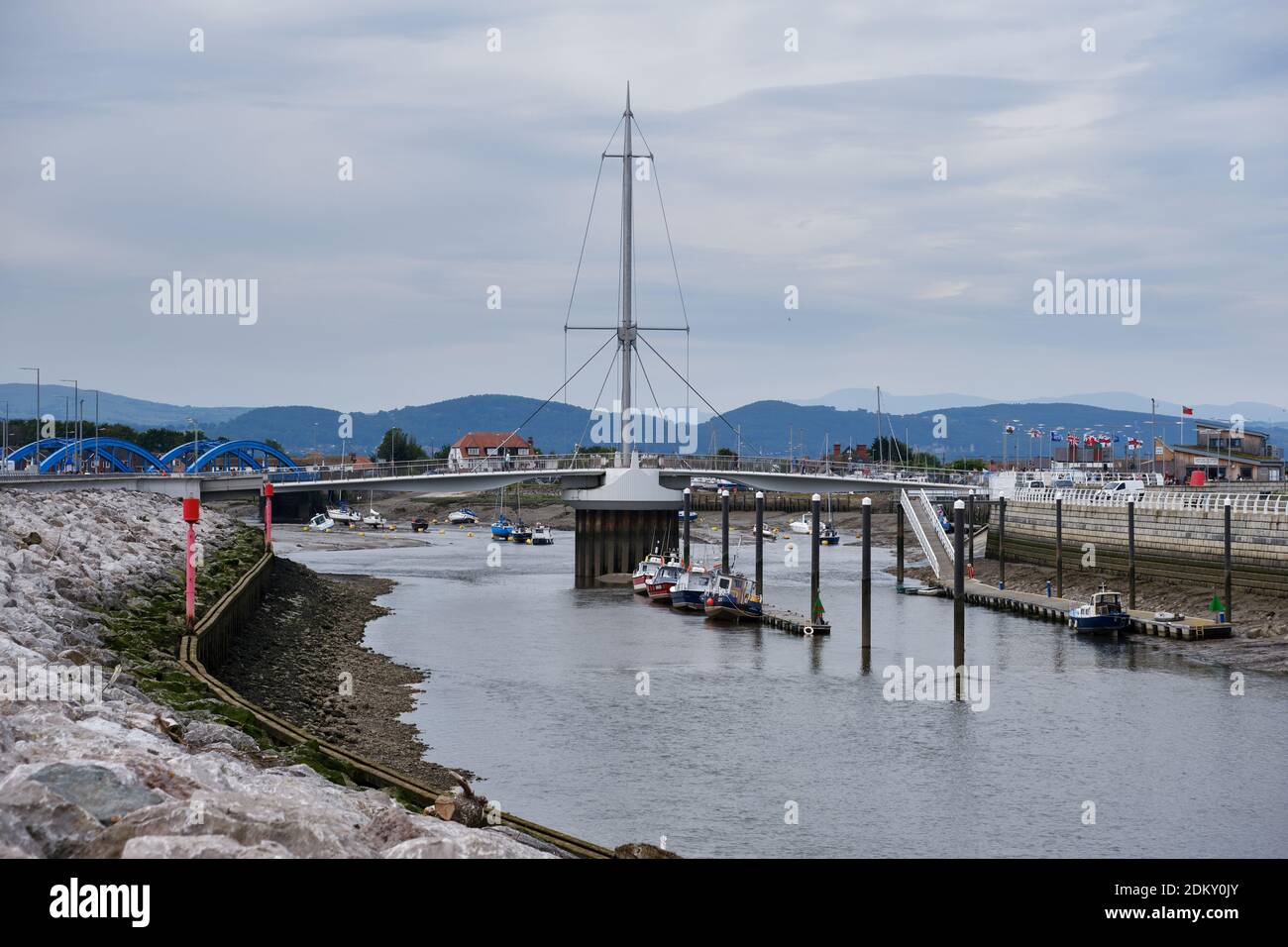 Il ponte Pont-y-Ddraig prende la National Cycle Network Route 5 sul fiume Clwyd a Rhyl Harbour, Galles Foto Stock