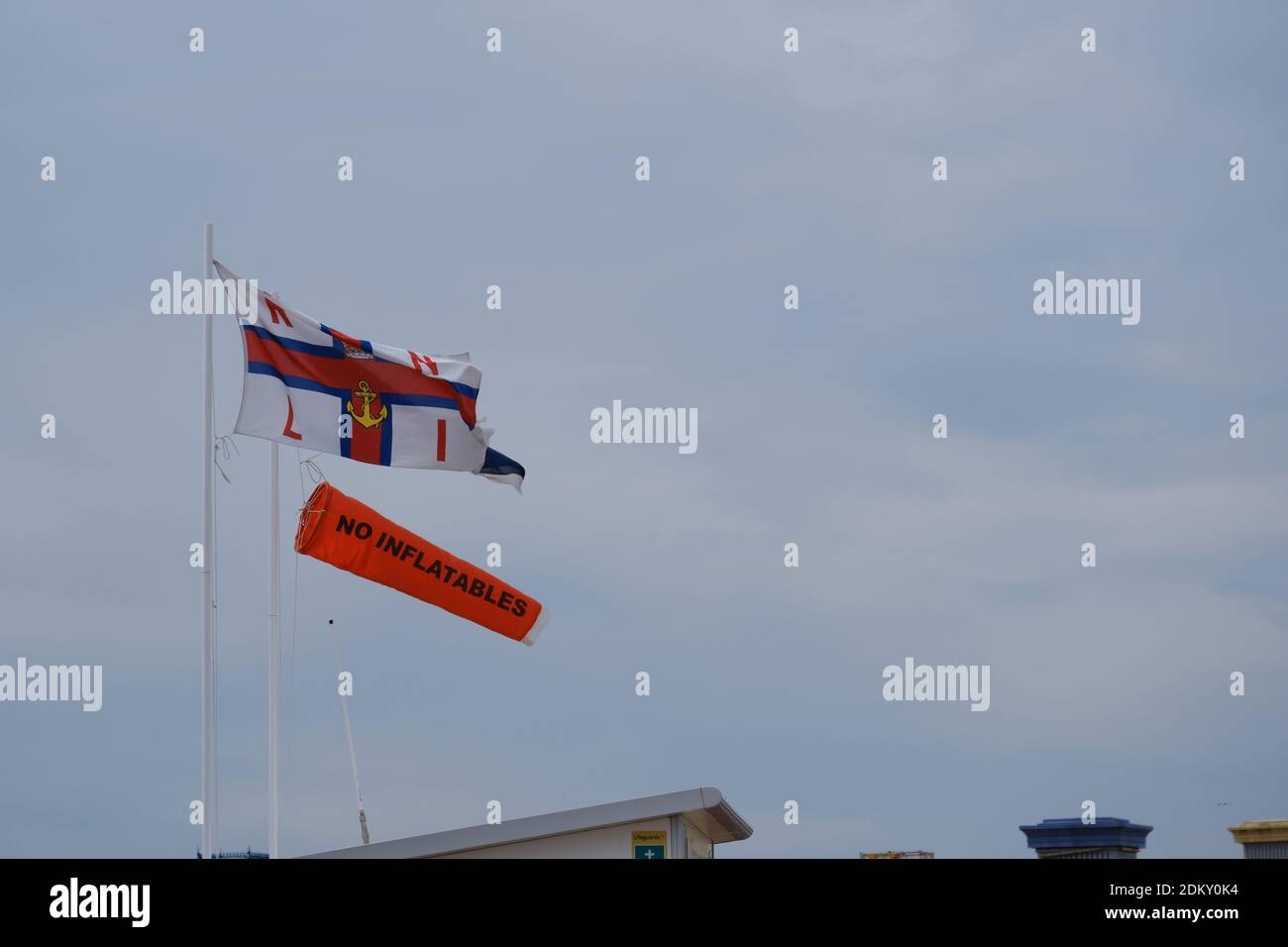 Il flag RNLI avvisa gli utenti di Rhyl Beach di non utilizzare inflatables a causa di forti venti Foto Stock