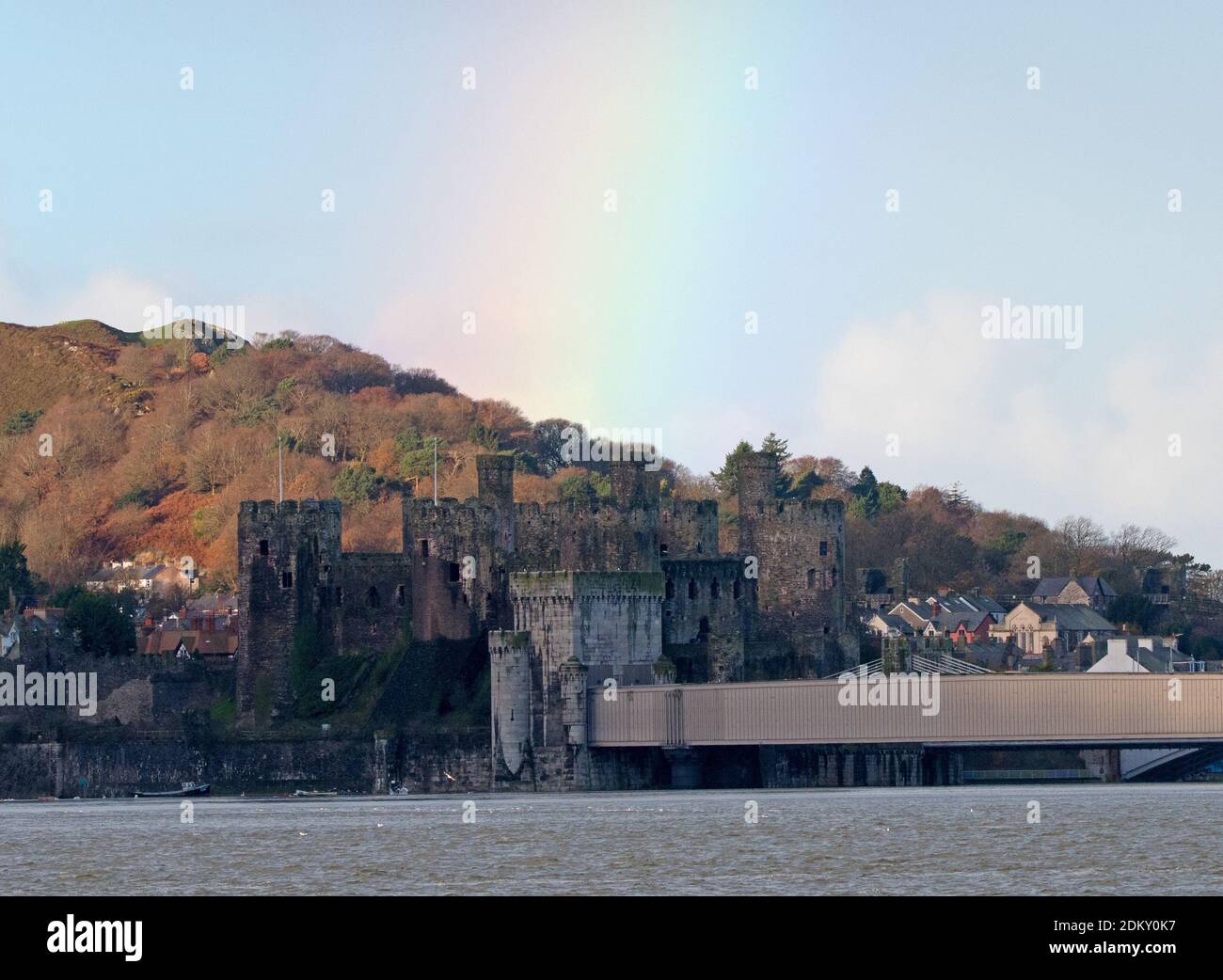 Conwy Castello con un arcobaleno dietro Foto Stock
