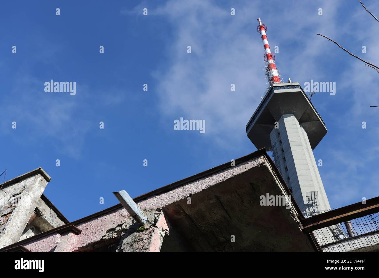 Torre di telecomunicazione con antenne. Vitosha Mountain TV Tower, conosciuta come Kopitoto torre sopra Sofia, Bulgaria. Foto Stock