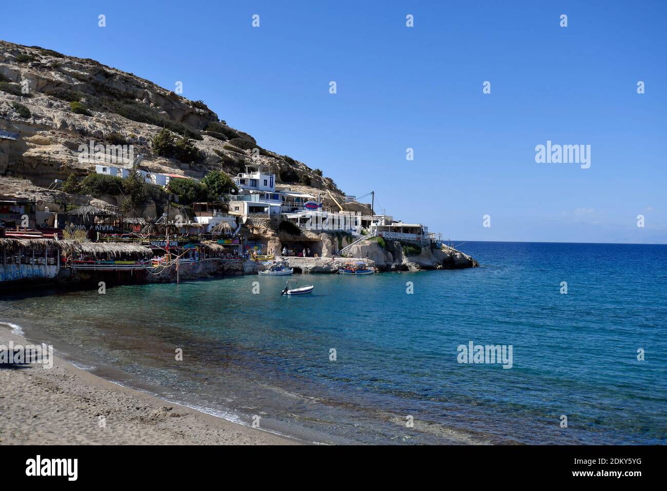 Matala, Grecia - 07 ottobre 2018: Persone non identificate e diversi ristoranti sulla riva del mare libico a Creta Foto Stock