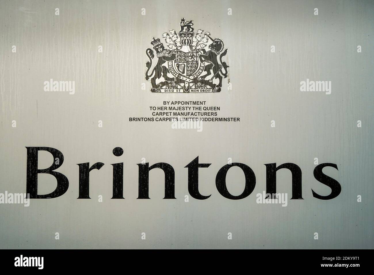 Brintons Carpets, Kidderminster UK. Cartello isolato sull'edificio che mostra il sigillo reale di approvazione / grande sigillo di regno. Produzione inglese di tappeti. Foto Stock