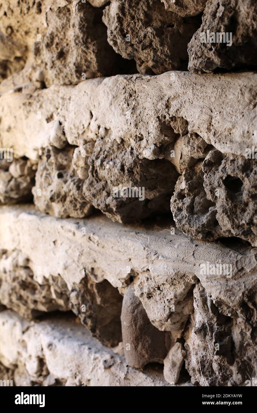 Testurizzato vecchie rocce di pietra medievale forte parete grigia primo piano, motivo di sfondo sassoso Foto Stock