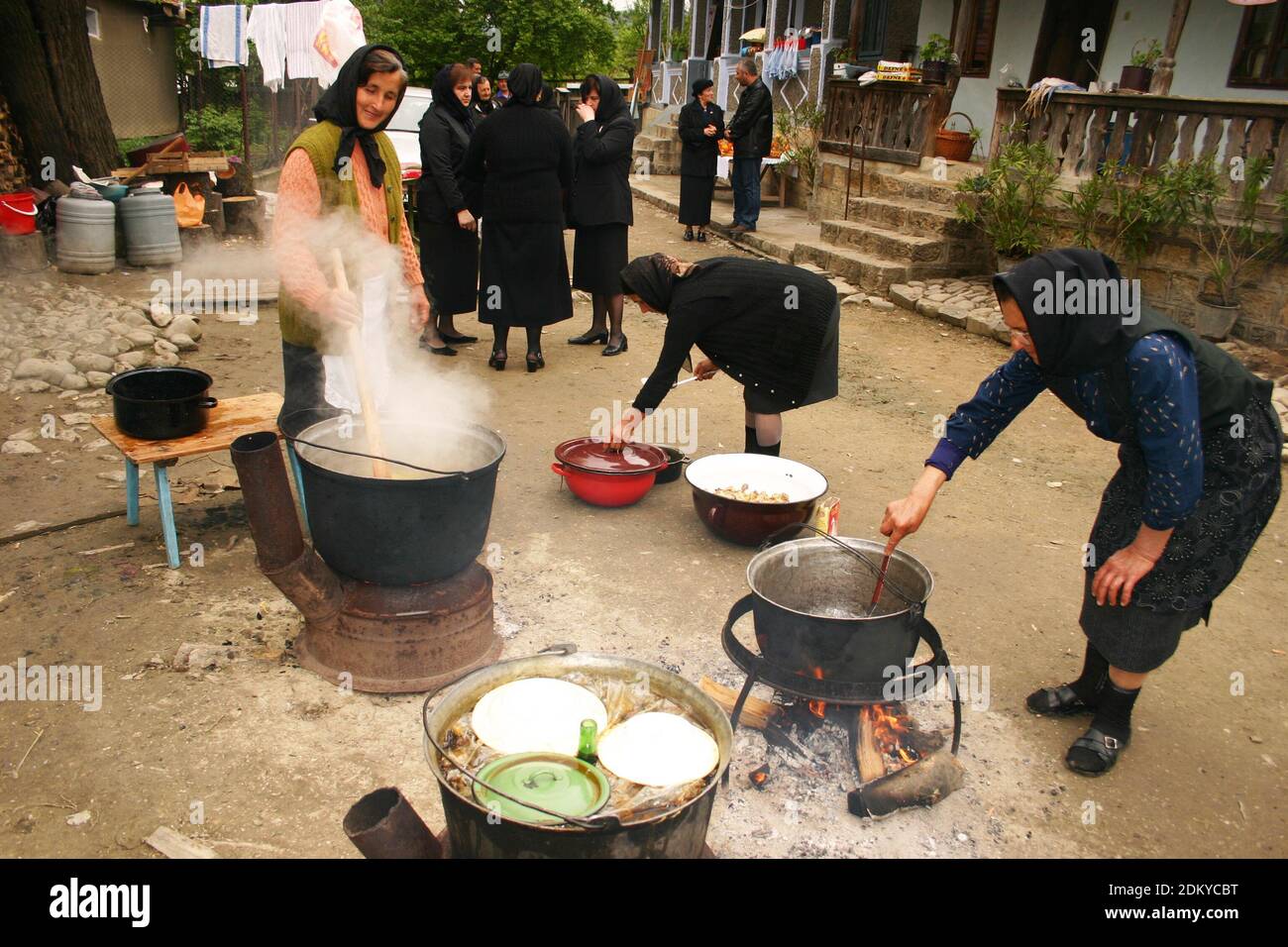 Contea di Vrancea, Romania. Donne che preparano il pasto per un funerale. Foto Stock