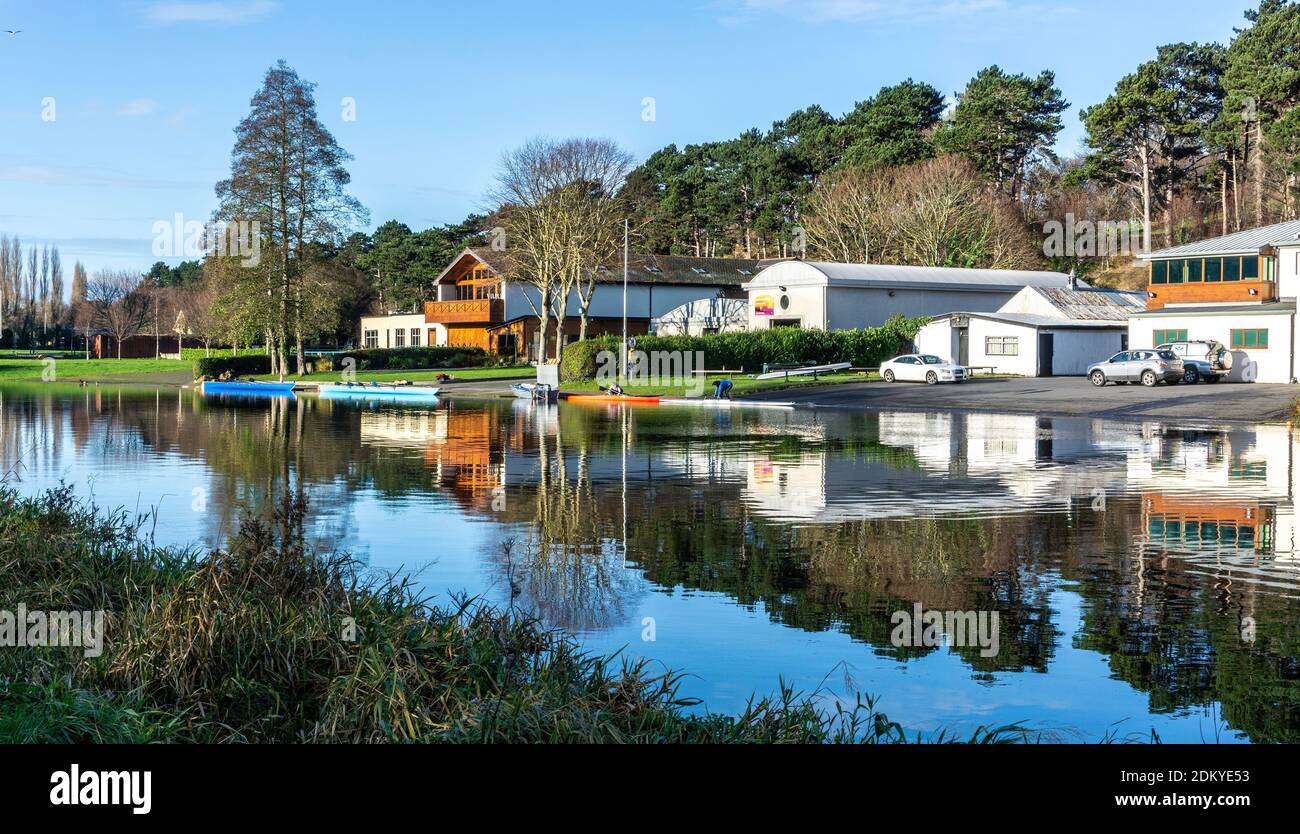 Il fiume Liffey a Islandbridge, Dublino, Irlanda, e sulla destra gli edifici di un certo numero di club canottanti basati qui. Foto Stock