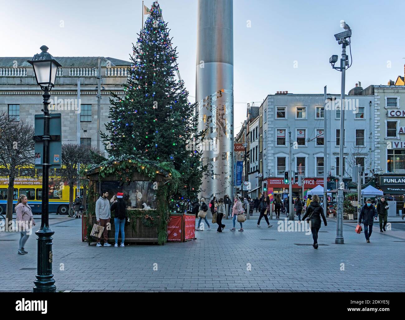 Natale a o’Connell Street, Dublino, Irlanda con un albero di Natale e la struttura in acciaio inossidabile della spire che domina la strada. Foto Stock